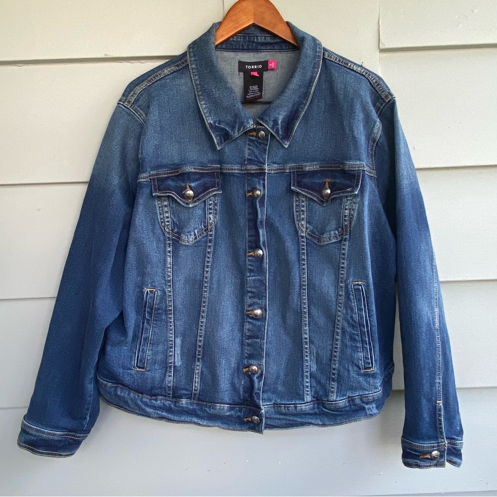 Torrid Denim Trucker Jacket Size 3 3X in Medium Wash Jean